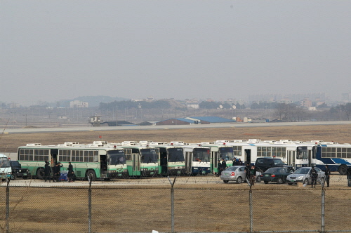 미군기지 내부에서 대기중인 경찰병력. 